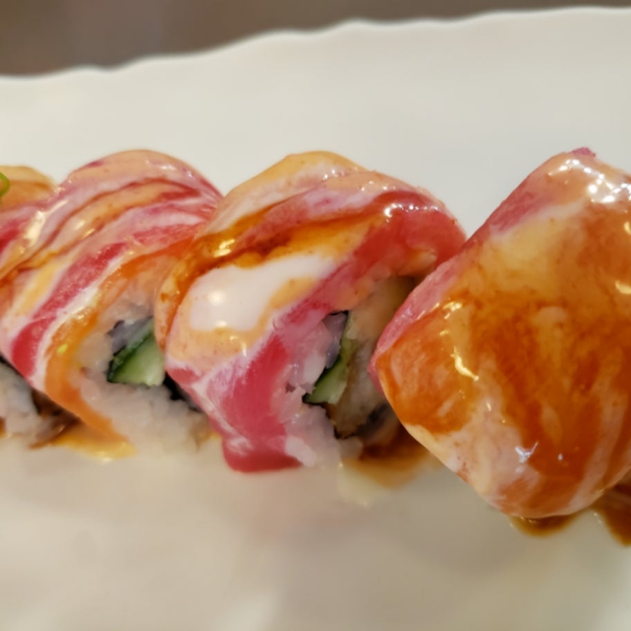 Тіркелусіз порно видеоға таң қалдырыңыз Балконда жыныстық қатынасқа түскен әйел